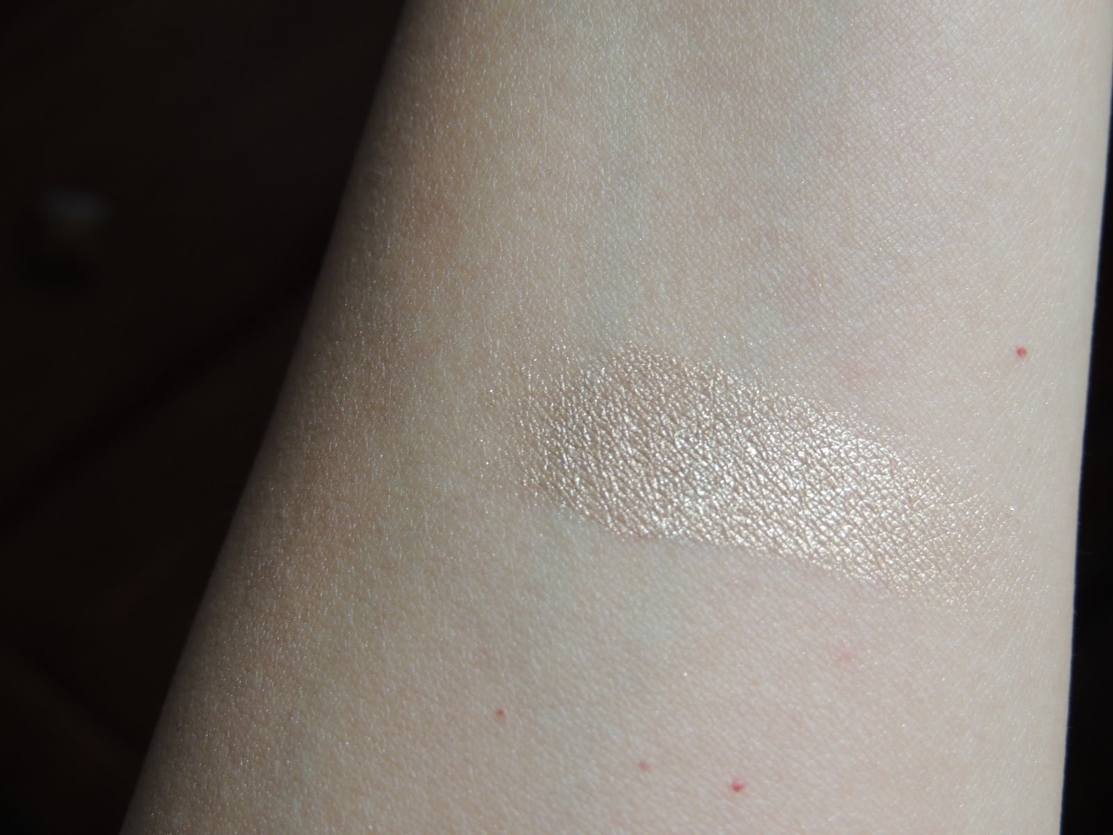 bobbi brown highlighter moon glow swatch.JPG